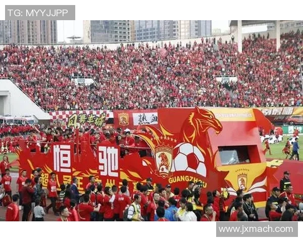 重庆队迎战恒大队争夺中超冠军荣耀的关键之战